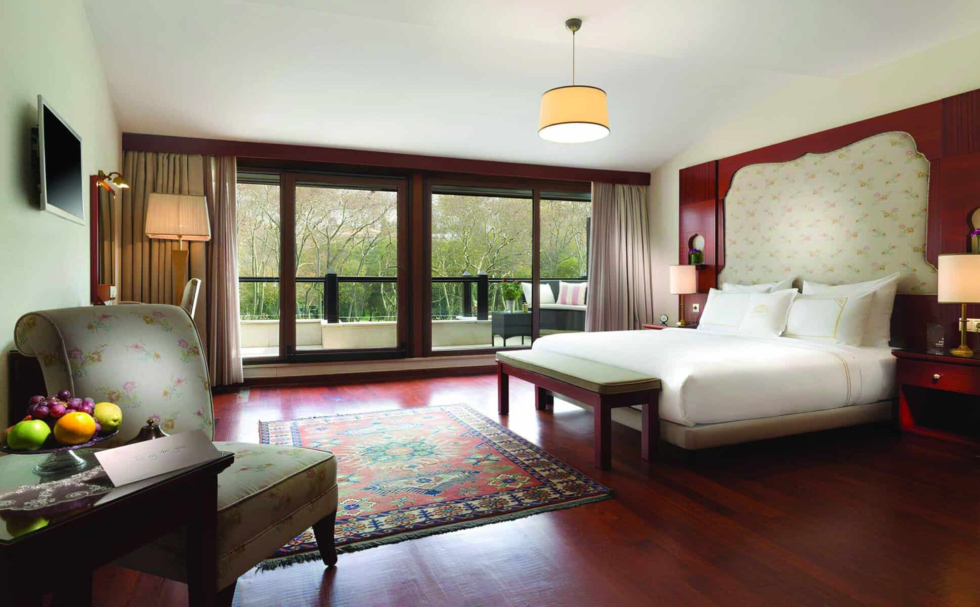 Sirkeci Mansion deluxe room features a jacuzzi and terrace balcony.